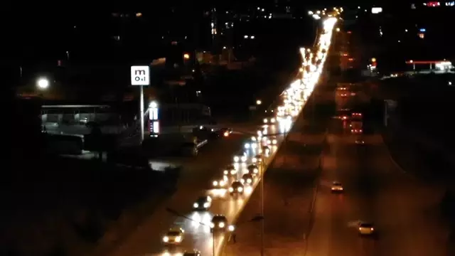 Tatilciler erken dönüşe geçti: 43 ilin geçiş güzergahında trafik yoğunluğu