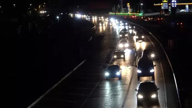 Tatilciler erken dönüşe geçti: 43 ilin geçiş güzergahında trafik yoğunluğu