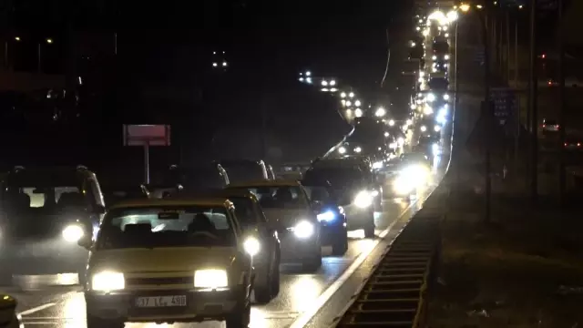 Tatilciler erken dönüşe geçti: 43 ilin geçiş güzergahında trafik yoğunluğu