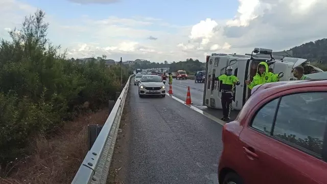 Dönüş yolundakiler dikkat! TEM Otoyolu'nda tır devrildi, İstanbul yönüne trafiğe kapatıldı
