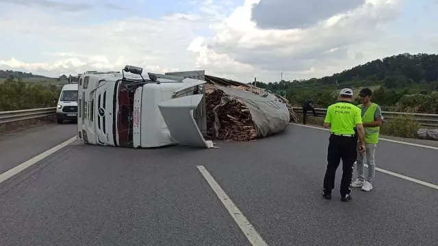 Dönüş yolundakiler dikkat! TEM Otoyolu'nda tır devrildi, İstanbul yönüne trafiğe kapatıldı