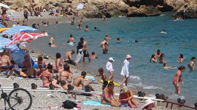Turistlerin akın ettiği Antalya'da vaka sayılarında bir ayda yüzde 100'lük artış yaşandı