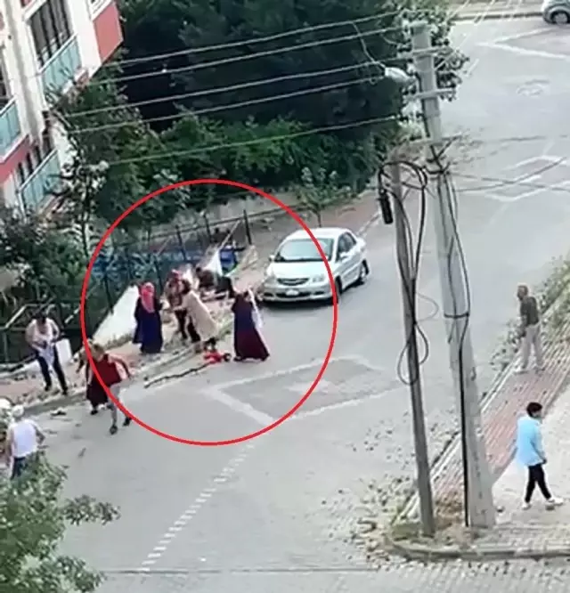 Son dakika haber... 1 kişinin öldüğü, 4 kişinin yaralandığı bıçaklı saldırının görüntüleri ortaya çıktı