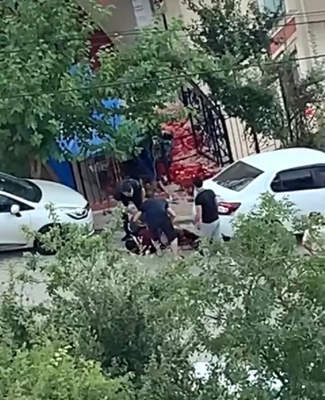 Son dakika haber... 1 kişinin öldüğü, 4 kişinin yaralandığı bıçaklı saldırının görüntüleri ortaya çıktı