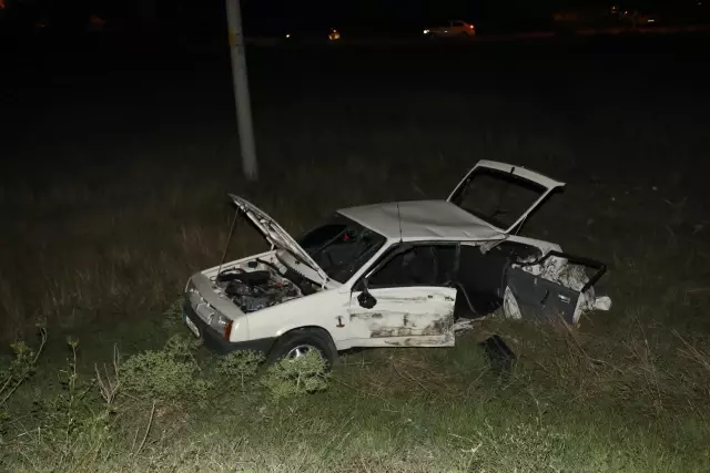İki otomobil çarpıştı: 1'i ağır 5 yaralı