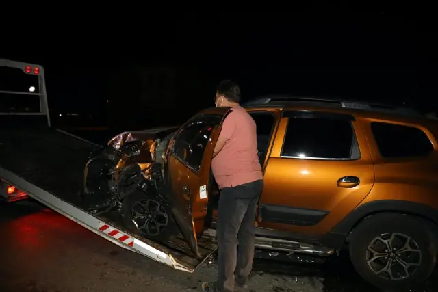 İki otomobil çarpıştı: 1'i ağır 5 yaralı