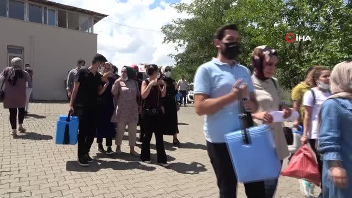 Aşılanma oranının az olduğu Bingöl'de, İl Sağlık Müdürü vatandaşı ikna edip aşı yaptı - Vimarsana News