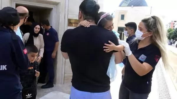 Son dakika gündem: AVCILAR'DA 4 KİŞİLİK ASANSÖRDE MAHSUR KALAN 4'Ü ÇOCUK 8 KİŞİ KURTARILDI