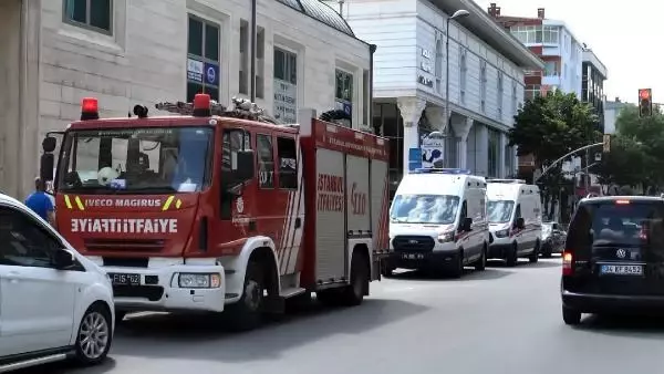 Son dakika gündem: AVCILAR'DA 4 KİŞİLİK ASANSÖRDE MAHSUR KALAN 4'Ü ÇOCUK 8 KİŞİ KURTARILDI