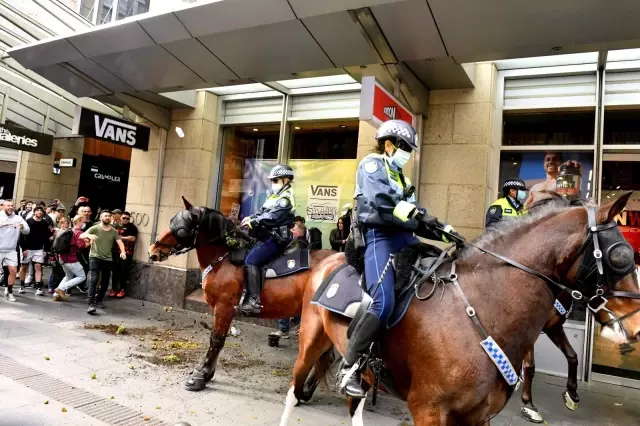 Son dakika... Avustralya'da karantina önlemleri protestoların fitilini ateşlediÇok sayıda protestocu gözaltına alındı
