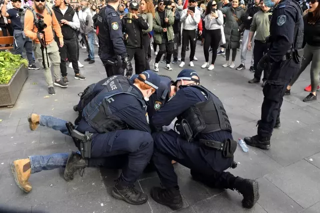 Son dakika... Avustralya'da karantina önlemleri protestoların fitilini ateşlediÇok sayıda protestocu gözaltına alındı