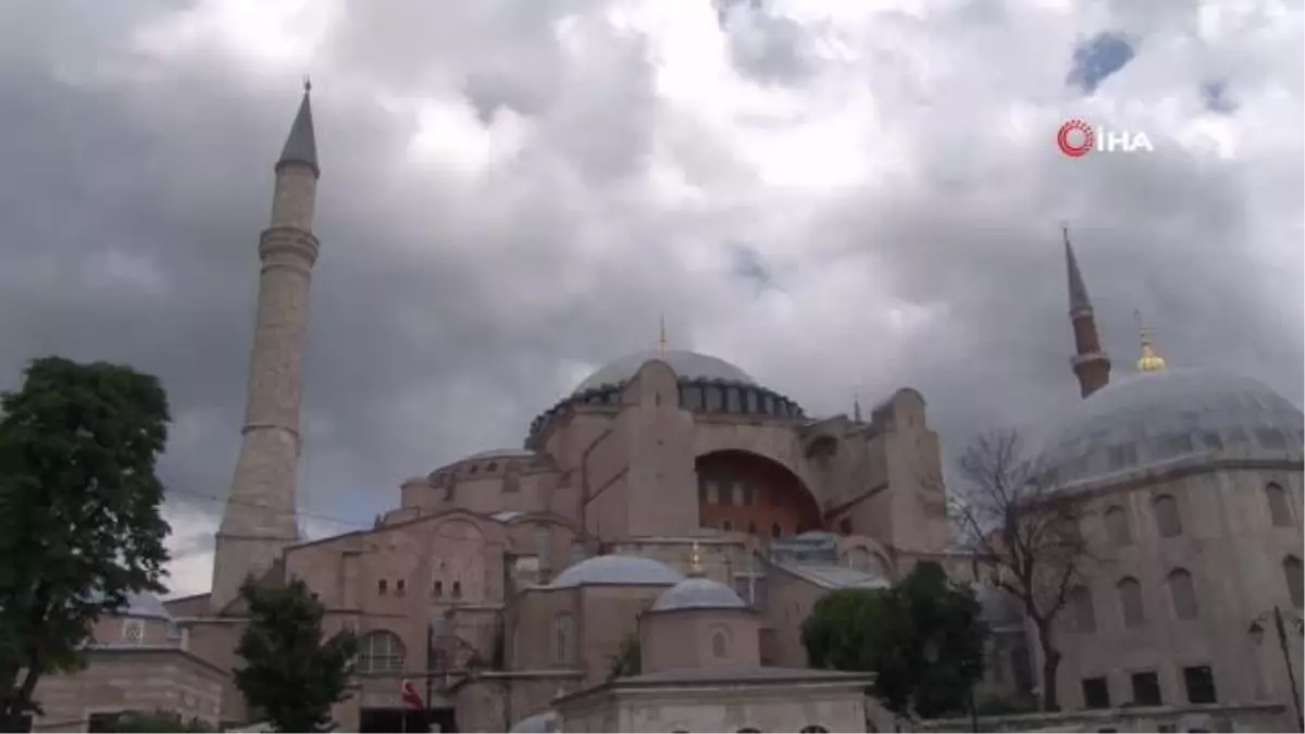 Ayasofya Camii'ne ibadete açılmasının yıl dönümünde ziyaretçi akını