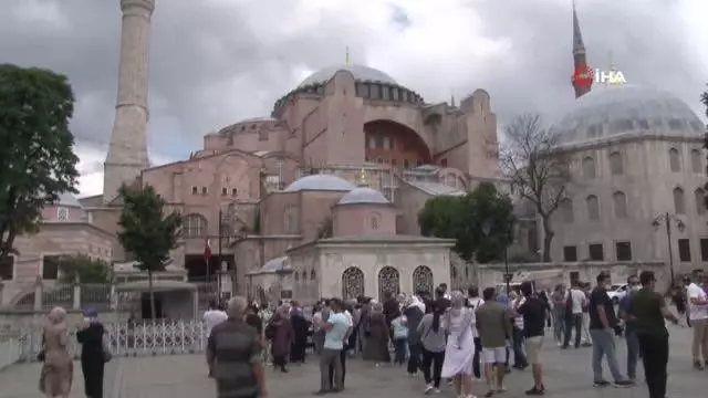 Ayasofya Camii'ne ibadete açılmasının yıl dönümünde ziyaretçi akını