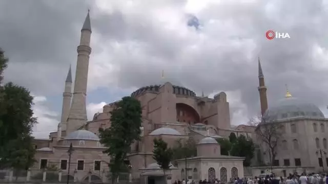 Ayasofya Camii'ne ibadete açılmasının yıl dönümünde ziyaretçi akını
