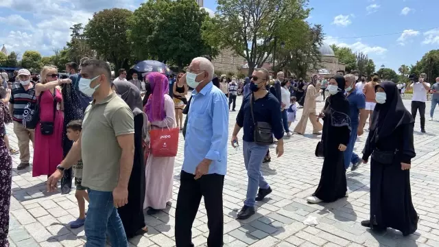 Ayasofya Camii'ne ibadete açılmasının yıl dönümünde ziyaretçi akını