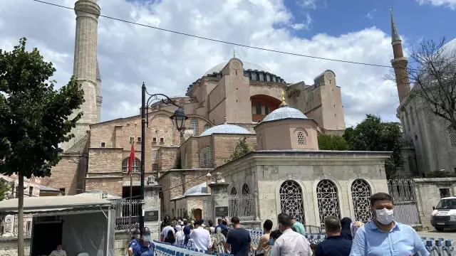 Ayasofya Camii'ne ibadete açılmasının yıl dönümünde ziyaretçi akını
