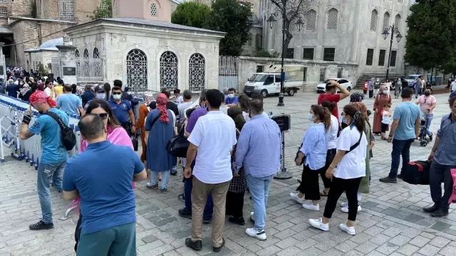 Ayasofya Camii'ne ibadete açılmasının yıl dönümünde ziyaretçi akını