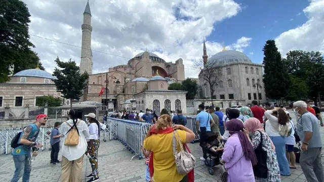 Ayasofya Camii'ne ibadete açılmasının yıl dönümünde ziyaretçi akını
