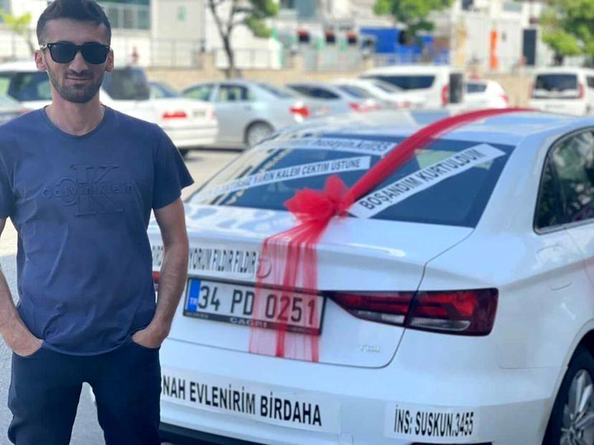 Boşandıktan sonra süslediği araçla tura çıktı, halay çekip kutlama yaptı