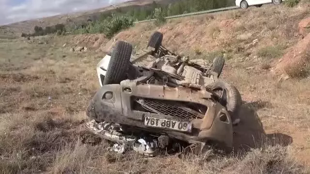 Düğünden dönenleri taşıyan otomobil şarampole devrildi: 4 yaralı