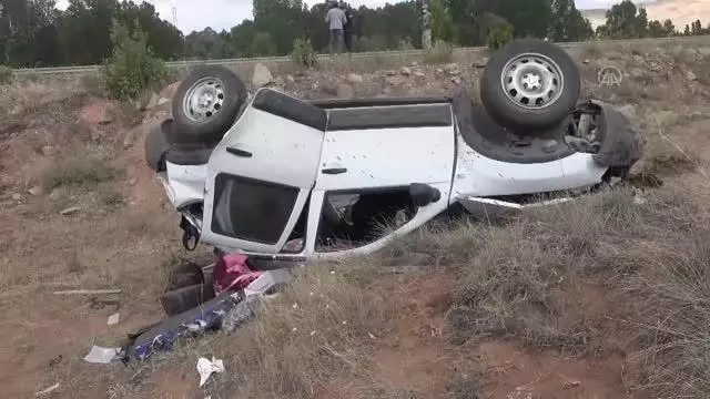 Düğünden dönenleri taşıyan otomobil şarampole devrildi: 4 yaralı