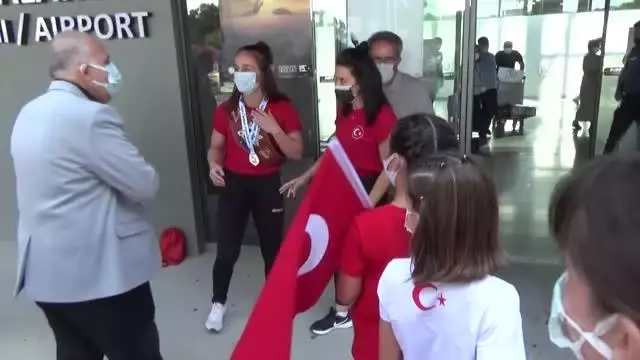 Dünya şampiyonu güreşçi Selvi İlyasoğlu, çiçeklerle karşılandı