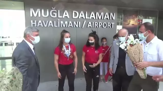 Dünya şampiyonu güreşçi Selvi İlyasoğlu, çiçeklerle karşılandı