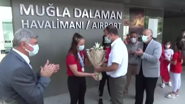 Dünya şampiyonu güreşçi Selvi İlyasoğlu, çiçeklerle karşılandı