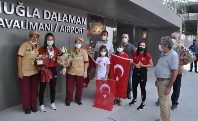 Dünya şampiyonu güreşçi Selvi İlyasoğlu, çiçeklerle karşılandı