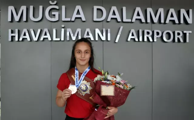 Dünya şampiyonu güreşçi Selvi İlyasoğlu, çiçeklerle karşılandı