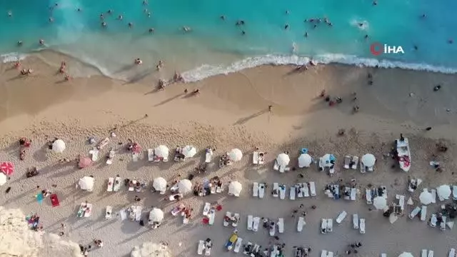 Turkuaz renkli denizi, altın sarısı kumu ile tatilin gözdesi oldu