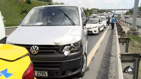 Esenler'de kazayı kontrol etmek için otomobilden inen yolcuya minibüs çarptı