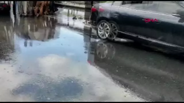 ESENLER'DE KAZAYI KONTROL ETMEK İÇİN OTOMOBİLDEN İNEN YOLCUYA MİNİBÜS ÇARPTI