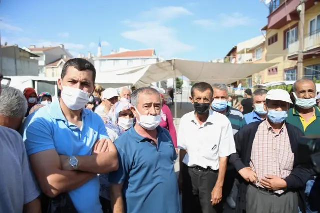 Eskişehir'de 30 bin nüfuslu mahallede yaşayan vatandaşlar açık semt pazarının kurulmamasına tepki gösterdi