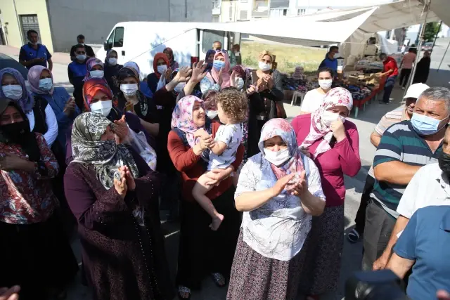 Eskişehir'de 30 bin nüfuslu mahallede yaşayan vatandaşlar açık semt pazarının kurulmamasına tepki gösterdi