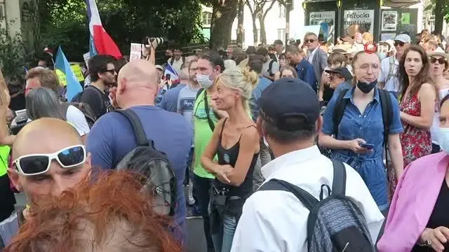 Fransa'da aşı karşıtları ve polis arasında arbedePolisten protestoculara gazlı müdahale