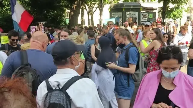 Fransa'da aşı karşıtları ve polis arasında arbedePolisten protestoculara gazlı müdahale