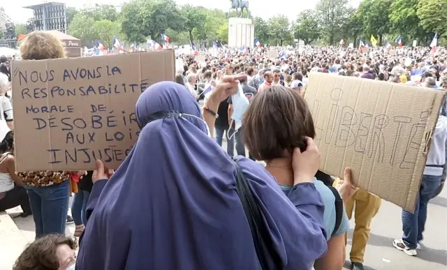 Fransa'da aşı karşıtları ve polis arasında arbedePolisten protestoculara gazlı müdahale