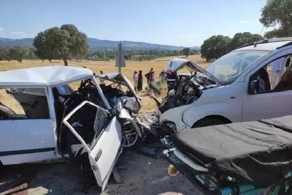 Son dakika haber... Gediz'de hafif ticari araç ile otomobil kafa kafaya çarpıştı: 1 ölü, 6 yaralı