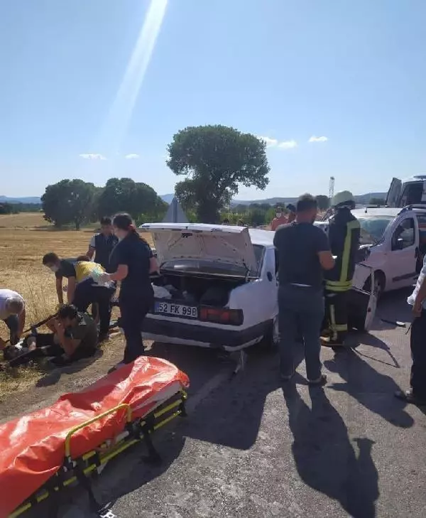 Son dakika haber... Gediz'de hafif ticari araç ile otomobil kafa kafaya çarpıştı: 1 ölü, 6 yaralı