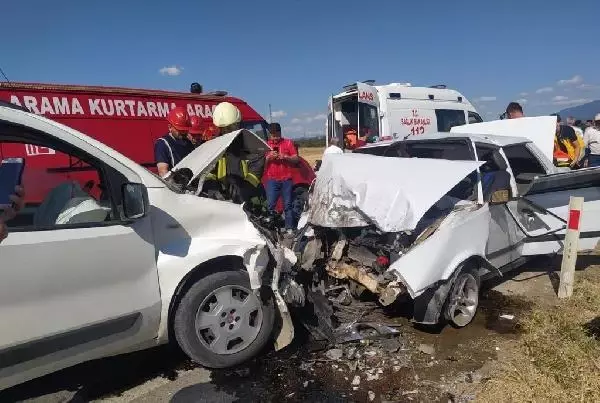 Son dakika haber... Gediz'de hafif ticari araç ile otomobil kafa kafaya çarpıştı: 1 ölü, 6 yaralı