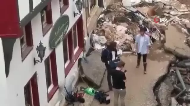 Haber uğruna kendini çamura bulayan Alman muhabir işinden oldu