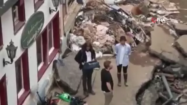 Haber uğruna kendini çamura bulayan Alman muhabir işinden oldu