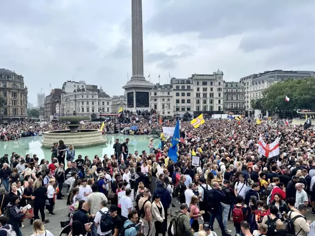 İngiltere'de aşı karşıtlarının protestosuna polis müdahalede bulundu