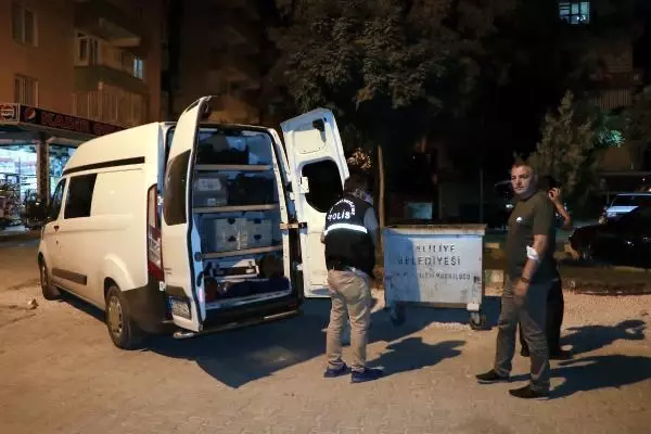 İstediği parayı vermeyen babasını, annesini ve ağabeyini tabancayla vurdu