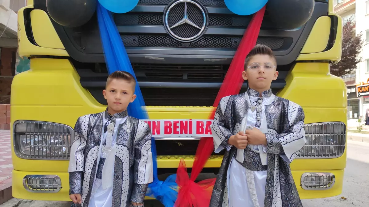 Kamyon şoförü baba çocukları için tırı sünnet arabası yaptı