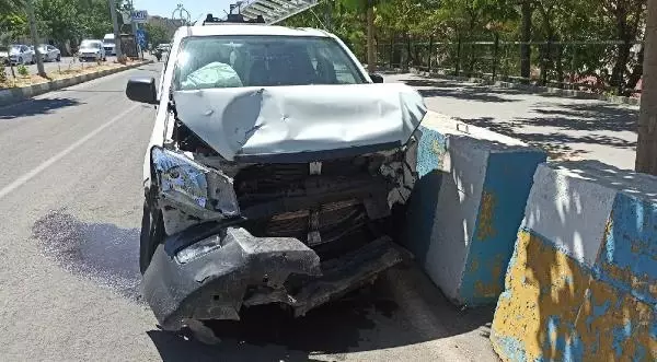 Kamyonetle hafif ticari araç çarpıştı: 3 yaralı
