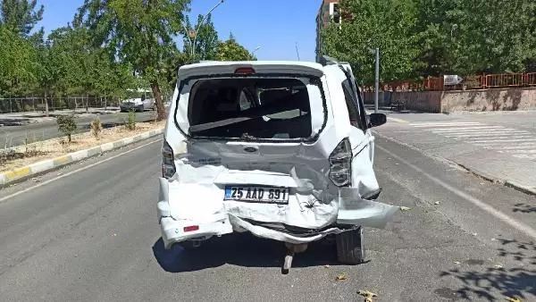 Kamyonetle hafif ticari araç çarpıştı: 3 yaralı