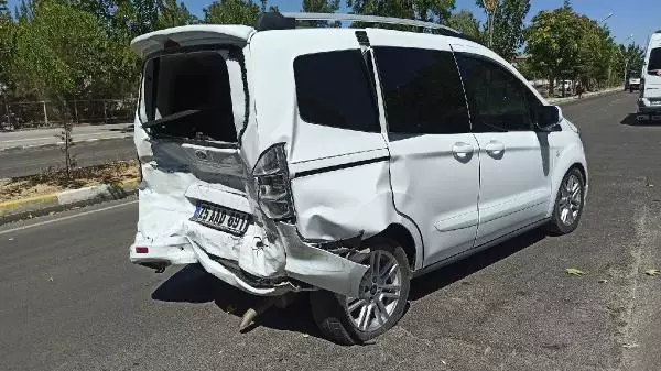 Kamyonetle hafif ticari araç çarpıştı: 3 yaralı