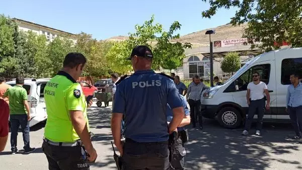 Kamyonetle hafif ticari araç çarpıştı: 3 yaralı
